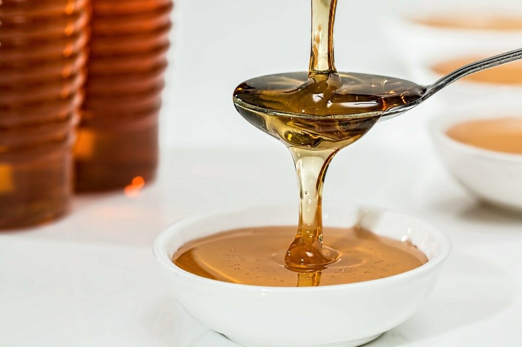 Warum essen Veganer keinen Honig Honig auf Löffel