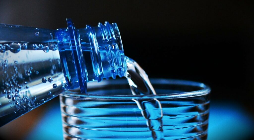 Wasser trinekn welches trinken hilft beim Abnehmen Wasser Flasche