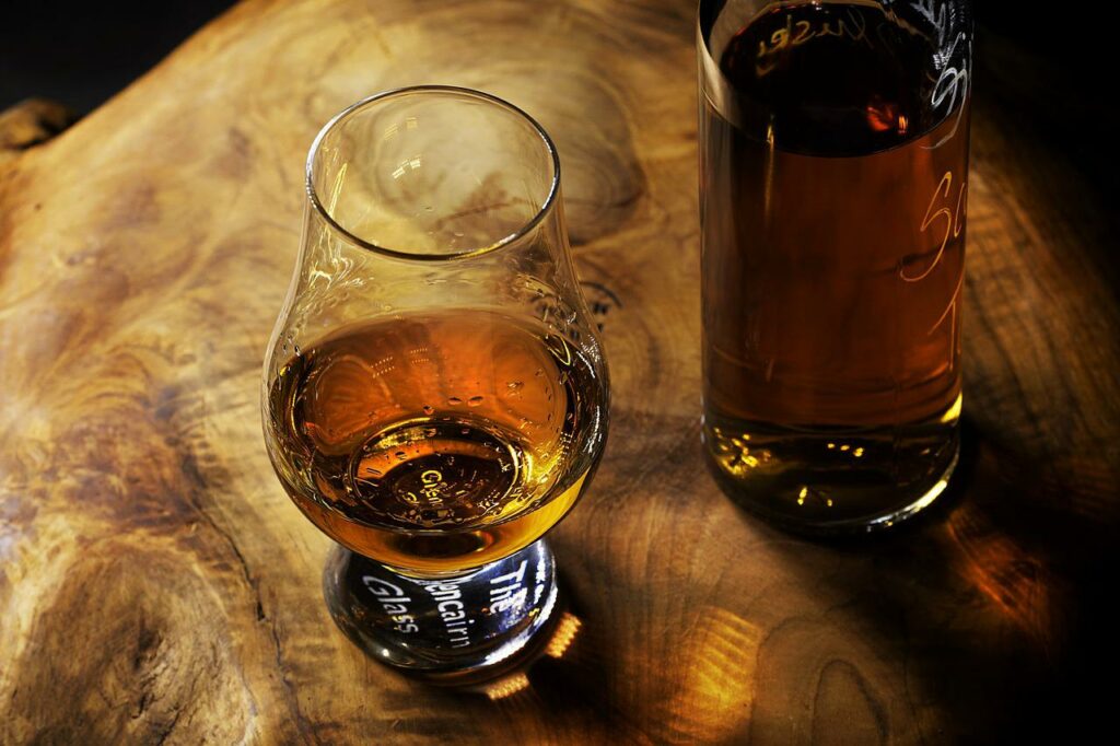 Getränk Alkohol Whisky Schottlands Highlands und der Whisky - Geschichte und Hintergründe