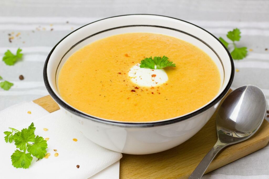 Karottensuppe lecker angerichtet Pikante Karottensuppe mit Ingwer und Curry