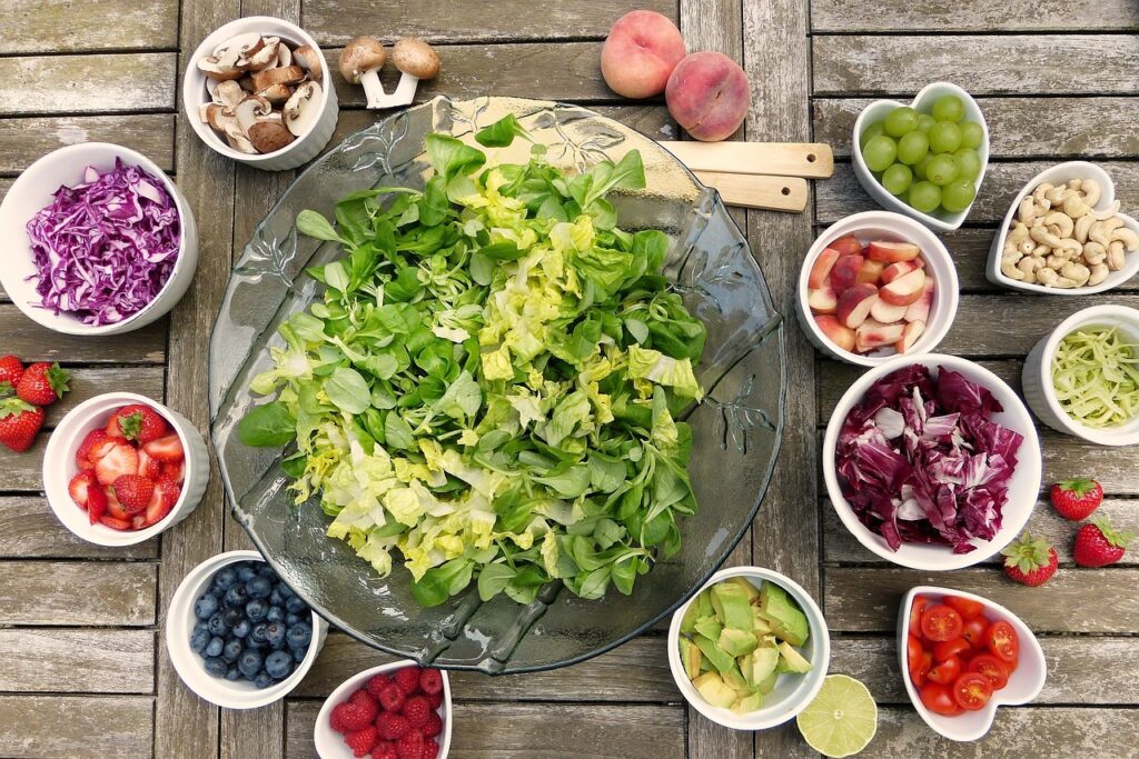 Salat Früchte Beeren gesunde Ernährung Grundlagen einer gesunden Ernährung zur Gewichtsreduktion