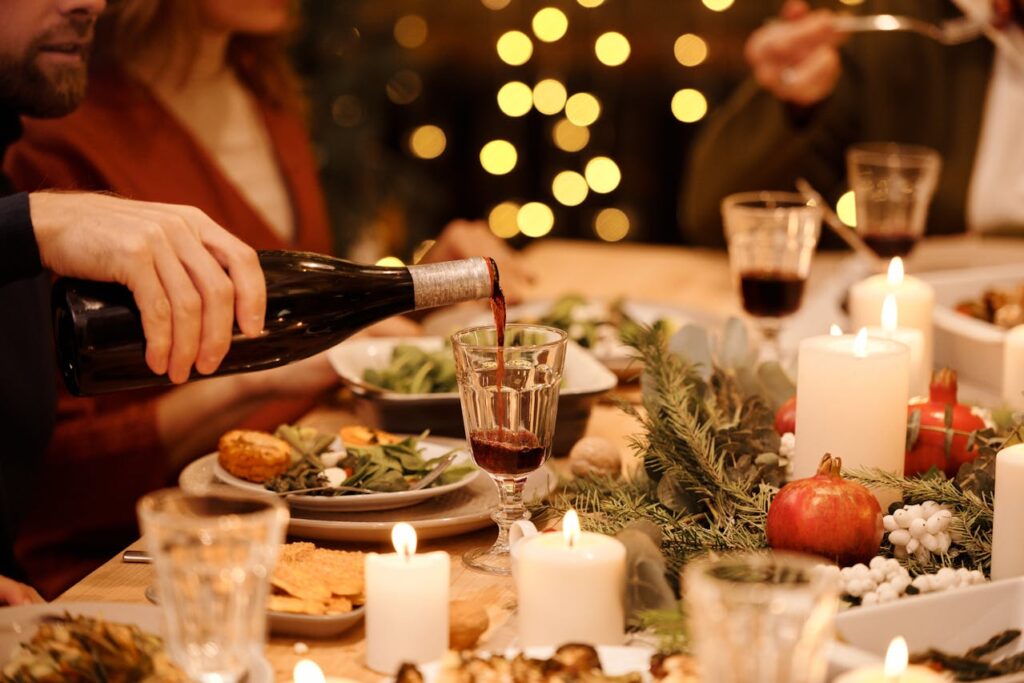Weihnachtsessen Wein wird eingegossen Welcher Wein zur Gans beim Weihnachtsessen