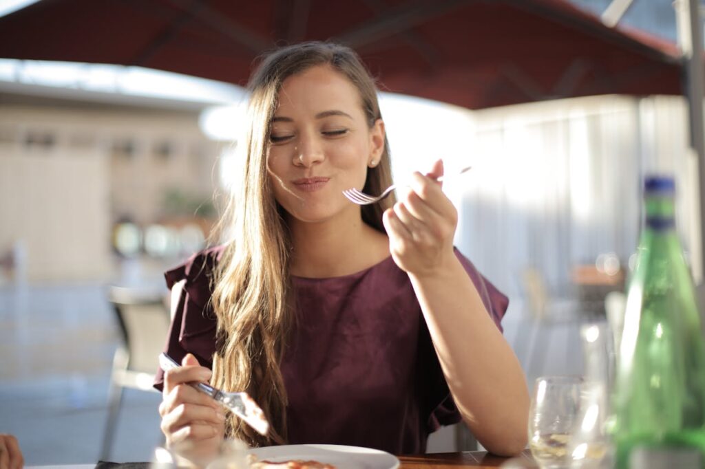 Frau lächeln Ernährung essen Genießen in vollen Zügen – ist nach dem Essen vor dem Essen