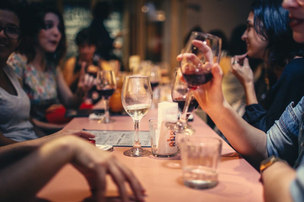 Restaurant Gespräche Mahlzeit Im Restaurant bar oder mit Karte zahlen